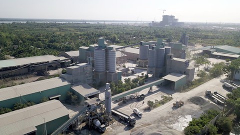 Dân sống chung với bụi ximăng chờ di dời - Ảnh 1. Dân sống chung với bụi ximăng chờ di dời - Ảnh 1.