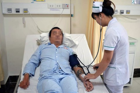Nam thanh niên giập nát bàn tay do pháo nổ - Ảnh 1. Nam thanh niên giập nát bàn tay do pháo nổ - Ảnh 1.