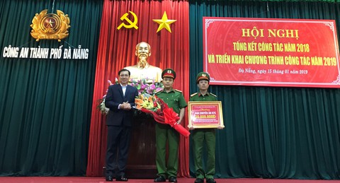 Thưởng nóng Công an Đà Nẵng phá vụ vụ cướp 27 giây - Ảnh 1. Thưởng nóng Công an Đà Nẵng phá vụ vụ cướp 27 giây - Ảnh 1.
