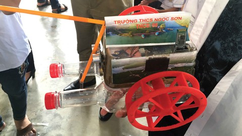 Con robot bơi của học sinh trường làng Con robot bơi của học sinh trường làng