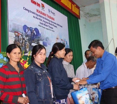 Người già, trẻ nhỏ Ninh Thuận vui mừng vì nước sạch về thôn - Ảnh 2. Người già, trẻ nhỏ Ninh Thuận vui mừng vì nước sạch về thôn - Ảnh 2.