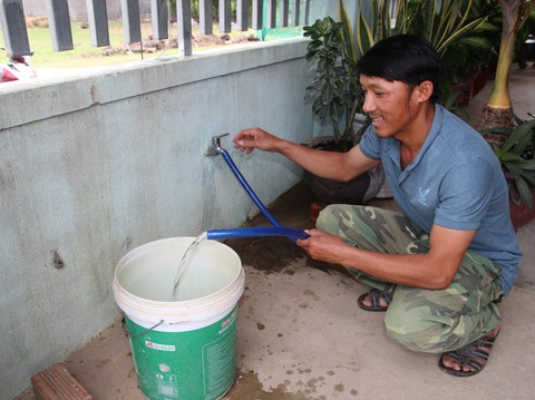 Người già, trẻ nhỏ Ninh Thuận vui mừng vì nước sạch về thôn - Ảnh 1. Người già, trẻ nhỏ Ninh Thuận vui mừng vì nước sạch về thôn - Ảnh 1.