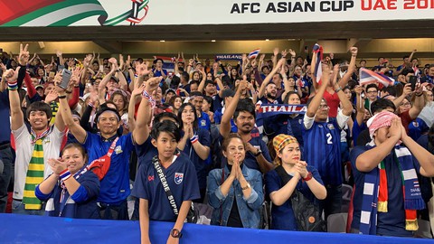 Đi tiếp vào vòng 16 đội, cầu thủ Thái Lan và CĐV ăn mừng như thể... vô địch - Ảnh 2. Đi tiếp vào vòng 16 đội, cầu thủ Thái Lan và CĐV ăn mừng như thể... vô địch - Ảnh 2.