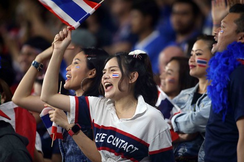 Đi tiếp vào vòng 16 đội, cầu thủ Thái Lan và CĐV ăn mừng như thể... vô địch - Ảnh 3. Đi tiếp vào vòng 16 đội, cầu thủ Thái Lan và CĐV ăn mừng như thể... vô địch - Ảnh 3.