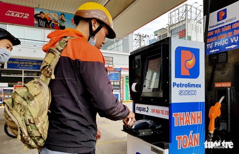 Tự đổ xăng, không dùng tiền mặt ở 11 cửa hàng xăng dầu - Ảnh 2. Tự đổ xăng, không dùng tiền mặt ở 11 cửa hàng xăng dầu - Ảnh 2.