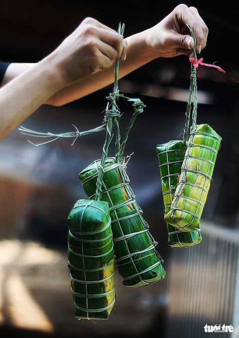Sài Gòn chiều cuối năm hun hút khói bếp nấu bánh tét cúng giỗ ông bà - Ảnh 9.