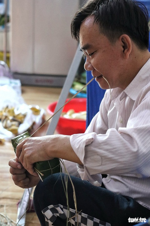 Sài Gòn chiều cuối năm hun hút khói bếp nấu bánh tét cúng giỗ ông bà - Ảnh 6.