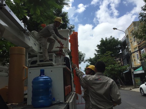 Gần 100% khách hàng đất liền của Điện lực Miền trung có điện lưới quốc gia - Ảnh 2. Gần 100% khách hàng đất liền của Điện lực Miền trung có điện lưới quốc gia - Ảnh 2.