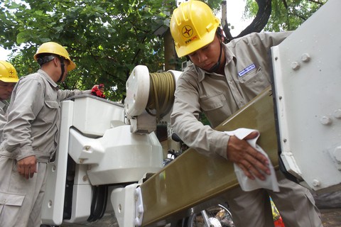 Gần 100% khách hàng đất liền của Điện lực Miền trung có điện lưới quốc gia - Ảnh 1. Gần 100% khách hàng đất liền của Điện lực Miền trung có điện lưới quốc gia - Ảnh 1.