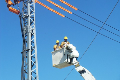 Gần 100% khách hàng đất liền của Điện lực Miền trung có điện lưới quốc gia - Ảnh 3. Gần 100% khách hàng đất liền của Điện lực Miền trung có điện lưới quốc gia - Ảnh 3.