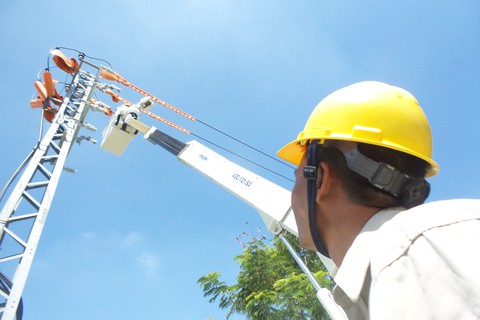 Gần 100% khách hàng đất liền của Điện lực Miền trung có điện lưới quốc gia - Ảnh 4. Gần 100% khách hàng đất liền của Điện lực Miền trung có điện lưới quốc gia - Ảnh 4.