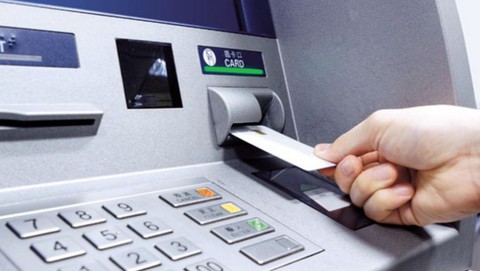 Chuyển đổi thẻ ATM làm bằng thẻ từ sang thẻ chip - Ảnh 1. Chuyển đổi thẻ ATM làm bằng thẻ từ sang thẻ chip - Ảnh 1.