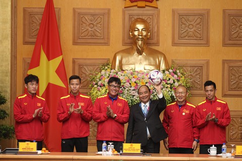 Thủ tướng Nguyễn Xuân Phúc: Chúc Đội tuyển thành công! - Ảnh 1. Thủ tướng Nguyễn Xuân Phúc: Chúc Đội tuyển thành công! - Ảnh 1.