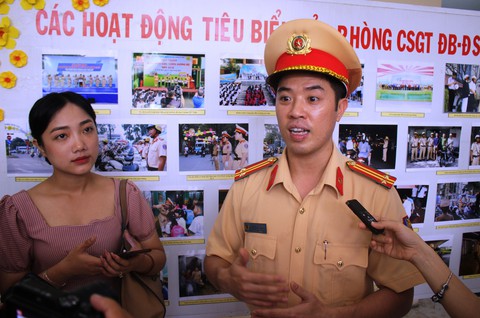 Trung tá Huỳnh Trung Phong: Có nhóm cảnh giới đưa xe tải vào đường cấm ở TP.HCM - Ảnh 1. Trung tá Huỳnh Trung Phong: Có nhóm cảnh giới đưa xe tải vào đường cấm ở TP.HCM - Ảnh 1.