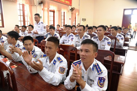 Nghệ sĩ TP HCM giao lưu với chiến sĩ Vùng Cảnh sát biển 2 - Ảnh 3. Nghệ sĩ TP HCM giao lưu với chiến sĩ Vùng Cảnh sát biển 2 - Ảnh 3.