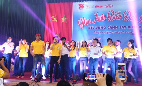 Nghệ sĩ TP HCM giao lưu với chiến sĩ Vùng Cảnh sát biển 2 - Ảnh 5. Nghệ sĩ TP HCM giao lưu với chiến sĩ Vùng Cảnh sát biển 2 - Ảnh 5.