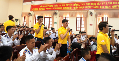 Nghệ sĩ TP HCM giao lưu với chiến sĩ Vùng Cảnh sát biển 2 - Ảnh 1. Nghệ sĩ TP HCM giao lưu với chiến sĩ Vùng Cảnh sát biển 2 - Ảnh 1.