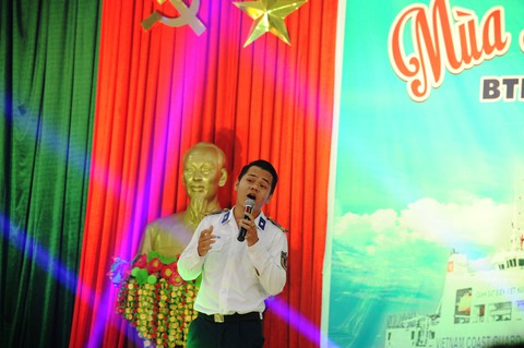Nghệ sĩ TP HCM giao lưu với chiến sĩ Vùng Cảnh sát biển 2 - Ảnh 4. Nghệ sĩ TP HCM giao lưu với chiến sĩ Vùng Cảnh sát biển 2 - Ảnh 4.