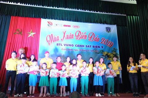 Nghệ sĩ TP HCM giao lưu với chiến sĩ Vùng Cảnh sát biển 2 - Ảnh 7. Nghệ sĩ TP HCM giao lưu với chiến sĩ Vùng Cảnh sát biển 2 - Ảnh 7.