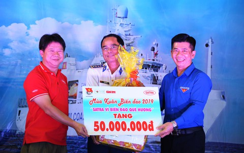 Nghệ sĩ TP HCM giao lưu với chiến sĩ Vùng Cảnh sát biển 2 - Ảnh 8. Nghệ sĩ TP HCM giao lưu với chiến sĩ Vùng Cảnh sát biển 2 - Ảnh 8.