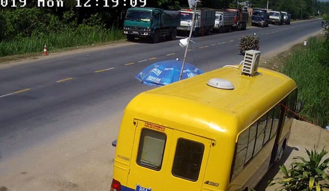 Tài xế nghênh chiến với thanh tra giao thông ở trạm cân lưu động - Ảnh 2. Tài xế nghênh chiến với thanh tra giao thông ở trạm cân lưu động - Ảnh 2.