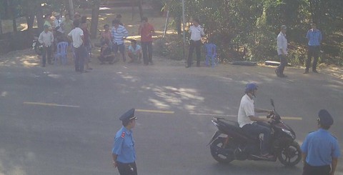 Tài xế nghênh chiến với thanh tra giao thông ở trạm cân lưu động - Ảnh 1. Tài xế nghênh chiến với thanh tra giao thông ở trạm cân lưu động - Ảnh 1.