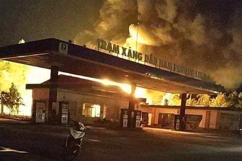 Đồng Nai: Trạm xăng dầu bốc cháy dữ dội trong đêm - Ảnh 1. Đồng Nai: Trạm xăng dầu bốc cháy dữ dội trong đêm - Ảnh 1.