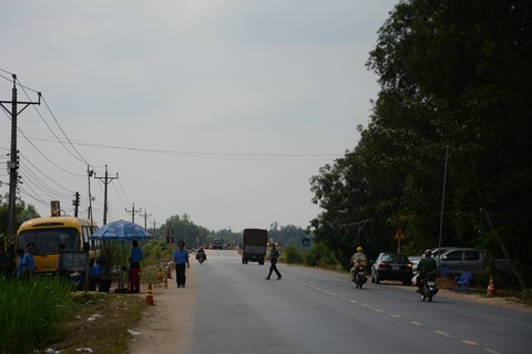 Tài xế nghênh chiến với thanh tra giao thông ở trạm cân lưu động - Ảnh 5. Tài xế nghênh chiến với thanh tra giao thông ở trạm cân lưu động - Ảnh 5.