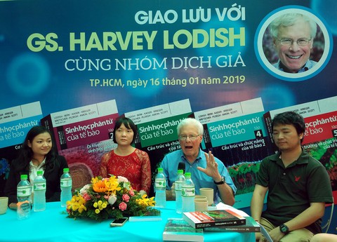 Vị giáo sư có hai học trò đoạt giải Nobel giao lưu tại Đường sách - Ảnh 1. Vị giáo sư có hai học trò đoạt giải Nobel giao lưu tại Đường sách - Ảnh 1.
