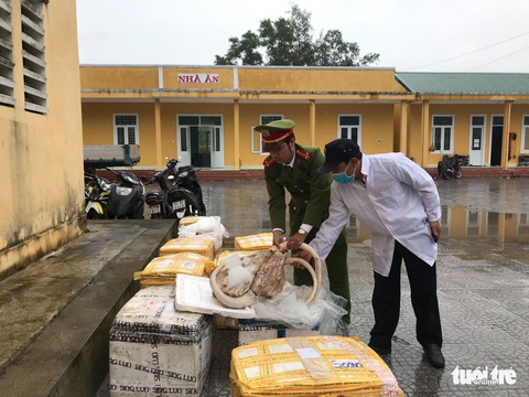 Bắt xe chở 709kg thịt thối đi vào miền Nam tiêu thụ - Ảnh 1. Bắt xe chở 709kg thịt thối đi vào miền Nam tiêu thụ - Ảnh 1.