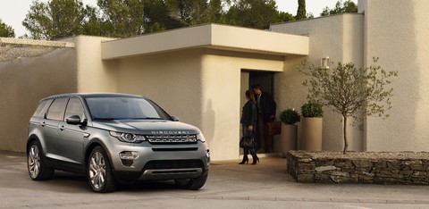 Land Rover Việt Nam ưu đãi lớn khi mua xe chơi Tết - Ảnh 4. Land Rover Việt Nam ưu đãi lớn khi mua xe chơi Tết - Ảnh 4.