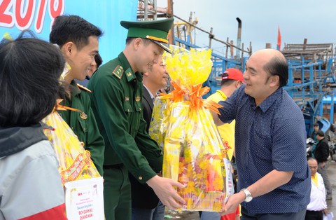 Đem hương xuân sớm đến ngư dân làng biển Hoàng Sa - Ảnh 5. Đem hương xuân sớm đến ngư dân làng biển Hoàng Sa - Ảnh 5.