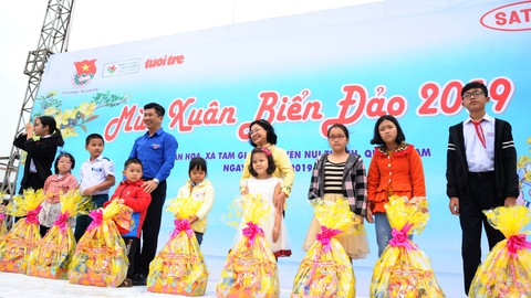 Đem hương xuân sớm đến ngư dân làng biển Hoàng Sa - Ảnh 9. Đem hương xuân sớm đến ngư dân làng biển Hoàng Sa - Ảnh 9.