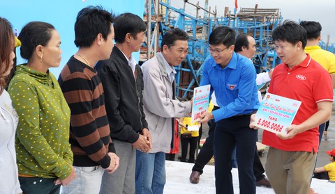 Đem hương xuân sớm đến ngư dân làng biển Hoàng Sa - Ảnh 10. Đem hương xuân sớm đến ngư dân làng biển Hoàng Sa - Ảnh 10.