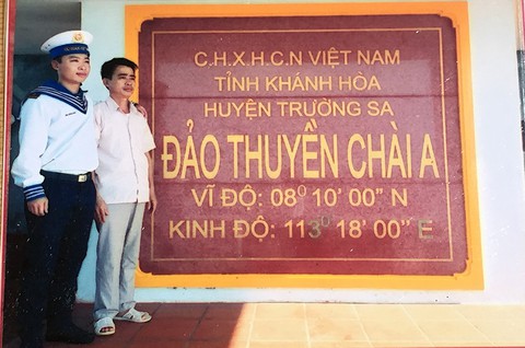 Đưa thân nhân lính đảo ra Trường Sa - Kỳ 4: Chuyến đi của những ông bố - Ảnh 3. Đưa thân nhân lính đảo ra Trường Sa - Kỳ 4: Chuyến đi của những ông bố - Ảnh 3.