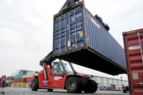 Container ứ đọng vì thông tư, doanh nghiệp lãnh đủ - Ảnh 1. Container ứ đọng vì thông tư, doanh nghiệp lãnh đủ - Ảnh 1.