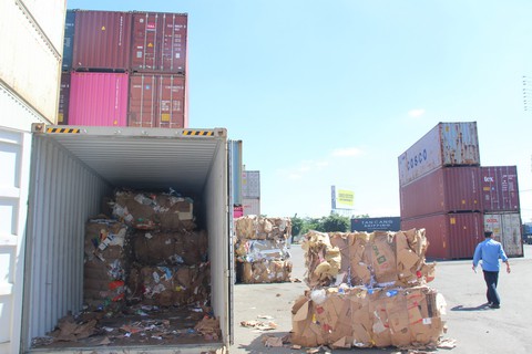 Họp khẩn các tỉnh giải quyết vụ hàng ngàn container ứ đọng vì thông tư - Ảnh 1. Họp khẩn các tỉnh giải quyết vụ hàng ngàn container ứ đọng vì thông tư - Ảnh 1.