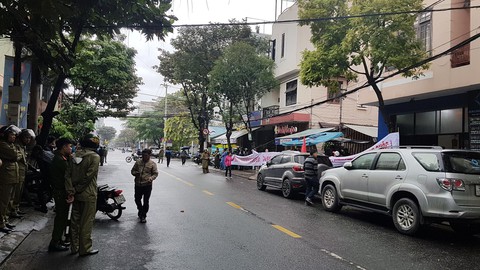 Hàng trăm khách hàng vây công ty bất động sản đòi đất - Ảnh 3. Hàng trăm khách hàng vây công ty bất động sản đòi đất - Ảnh 3.