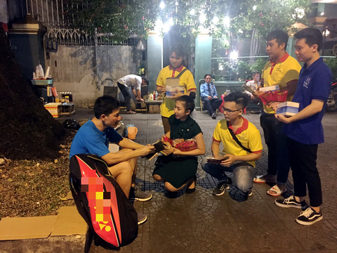 Còn nguyên giày cao gót, đi bán hàng kiếm tiền giúp trẻ em biên giới - Ảnh 1. Còn nguyên giày cao gót, đi bán hàng kiếm tiền giúp trẻ em biên giới - Ảnh 1.