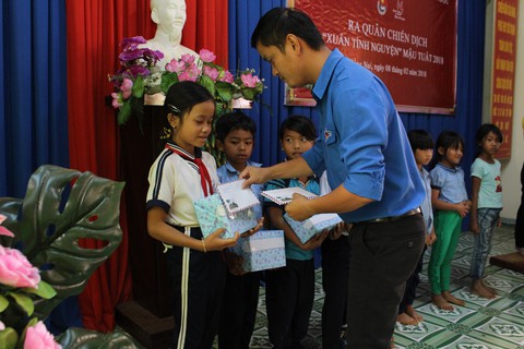Còn nguyên giày cao gót, đi bán hàng kiếm tiền giúp trẻ em biên giới - Ảnh 2. Còn nguyên giày cao gót, đi bán hàng kiếm tiền giúp trẻ em biên giới - Ảnh 2.