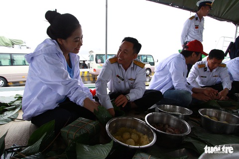 Nghệ sĩ cùng chiến sĩ hải quân gói bánh chưng, trang trí mai vàng đón Tết - Ảnh 1. Nghệ sĩ cùng chiến sĩ hải quân gói bánh chưng, trang trí mai vàng đón Tết - Ảnh 1.