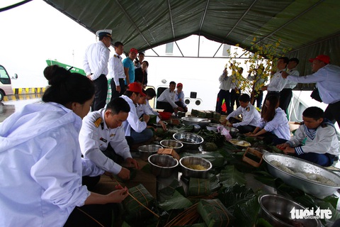 Nghệ sĩ cùng chiến sĩ hải quân gói bánh chưng, trang trí mai vàng đón Tết - Ảnh 2. Nghệ sĩ cùng chiến sĩ hải quân gói bánh chưng, trang trí mai vàng đón Tết - Ảnh 2.