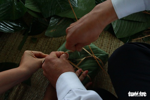Nghệ sĩ cùng chiến sĩ hải quân gói bánh chưng, trang trí mai vàng đón Tết - Ảnh 3. Nghệ sĩ cùng chiến sĩ hải quân gói bánh chưng, trang trí mai vàng đón Tết - Ảnh 3.