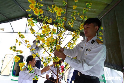 Nghệ sĩ cùng chiến sĩ hải quân gói bánh chưng, trang trí mai vàng đón Tết - Ảnh 6. Nghệ sĩ cùng chiến sĩ hải quân gói bánh chưng, trang trí mai vàng đón Tết - Ảnh 6.