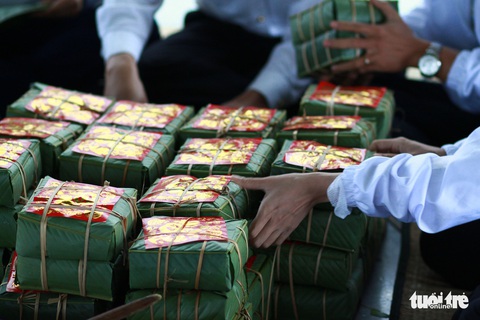 Nghệ sĩ cùng chiến sĩ hải quân gói bánh chưng, trang trí mai vàng đón Tết - Ảnh 4. Nghệ sĩ cùng chiến sĩ hải quân gói bánh chưng, trang trí mai vàng đón Tết - Ảnh 4.
