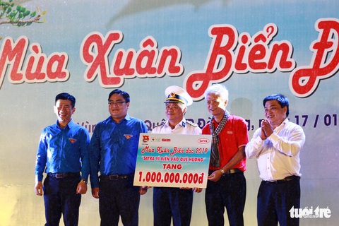 Chiến sĩ, nghệ sĩ Mùa xuân biển đảo cùng cháy trong mưa - Ảnh 11. Chiến sĩ, nghệ sĩ Mùa xuân biển đảo cùng cháy trong mưa - Ảnh 11.