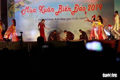 Chiến sĩ, nghệ sĩ Mùa xuân biển đảo cùng cháy trong mưa - Ảnh 5. Chiến sĩ, nghệ sĩ Mùa xuân biển đảo cùng cháy trong mưa - Ảnh 5.