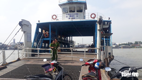 Phà di chuyển, xe tải tự chạy lao xuống sông, 1 người mất tích - Ảnh 4. Phà di chuyển, xe tải tự chạy lao xuống sông, 1 người mất tích - Ảnh 4.