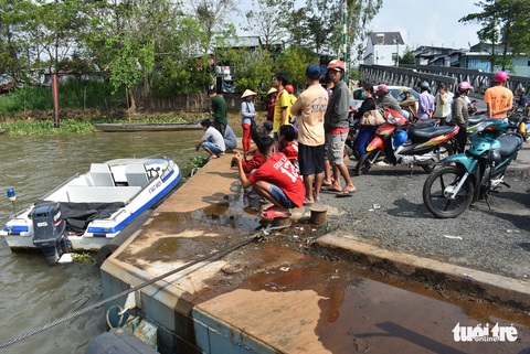 Phà di chuyển, xe tải tự chạy lao xuống sông, 1 người mất tích - Ảnh 3. Phà di chuyển, xe tải tự chạy lao xuống sông, 1 người mất tích - Ảnh 3.