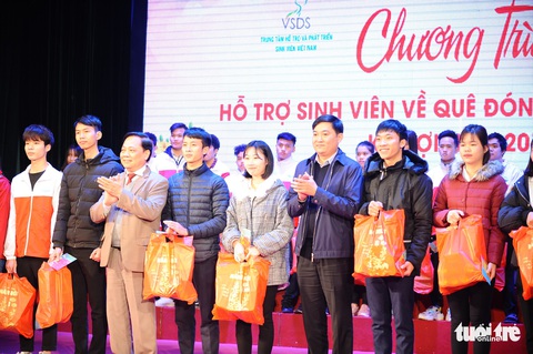 Tặng quà hỗ trợ sinh viên Hà Nội về quê đón tết - Ảnh 2. Tặng quà hỗ trợ sinh viên Hà Nội về quê đón tết - Ảnh 2.